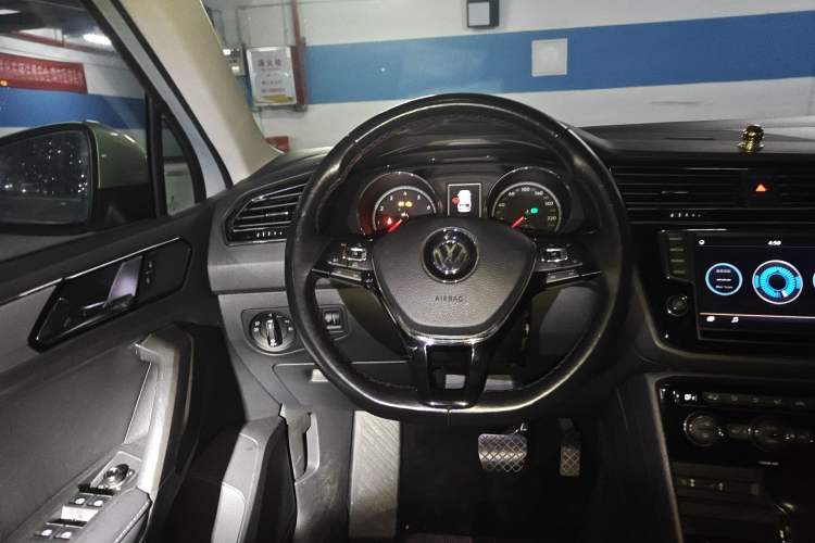 Used Volkswagen Tiguan L 2017 330TSI Automatic Two-Wheel Drive Luxury Edition Steering Wheel