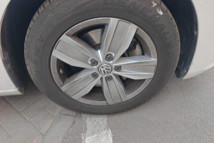 Used Volkswagen Touran 2016 Volkswagen Touran L 280TSI Manual Trend Edition Right Front Wheel Hub