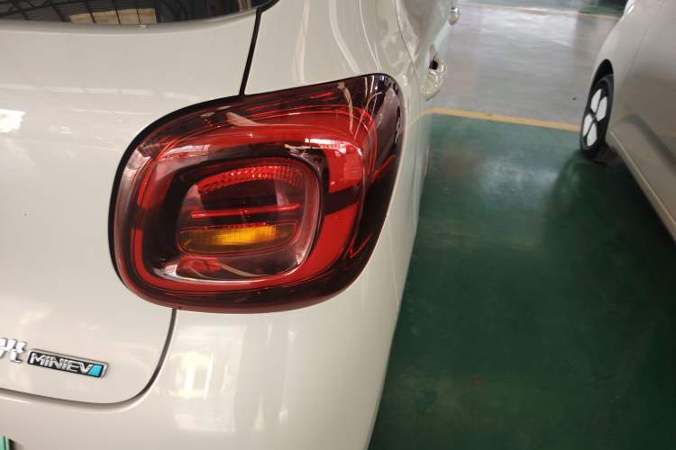 Used Wuling Hongguang MINIEV 2025 Four-Door Version Advanced Edition Right Rear Taillight