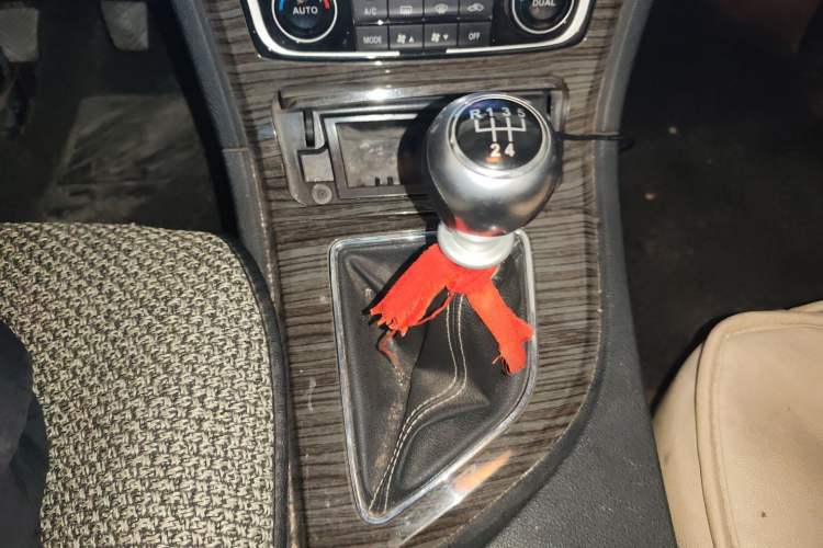 Used Zotye T600 2015 1.5T Manual Flagship Model Gear Lever