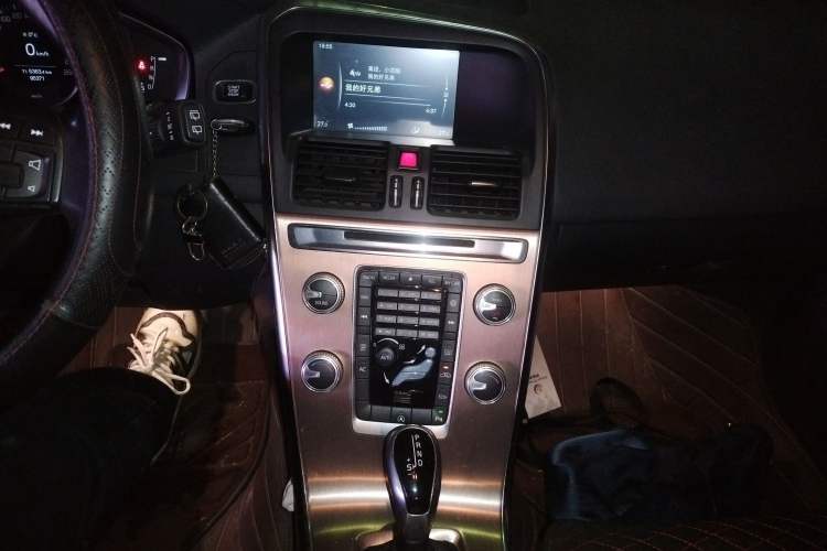 Used Volvo XC60 2015 T5 Smart Edition Audio And AC Panel