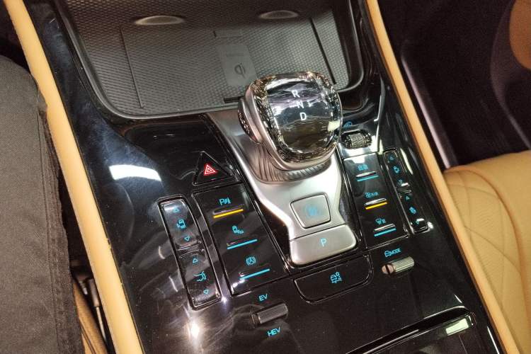 Used Denza D9 2024 DM-i 980 Four-Wheel Drive Prestige Model Gear Lever
