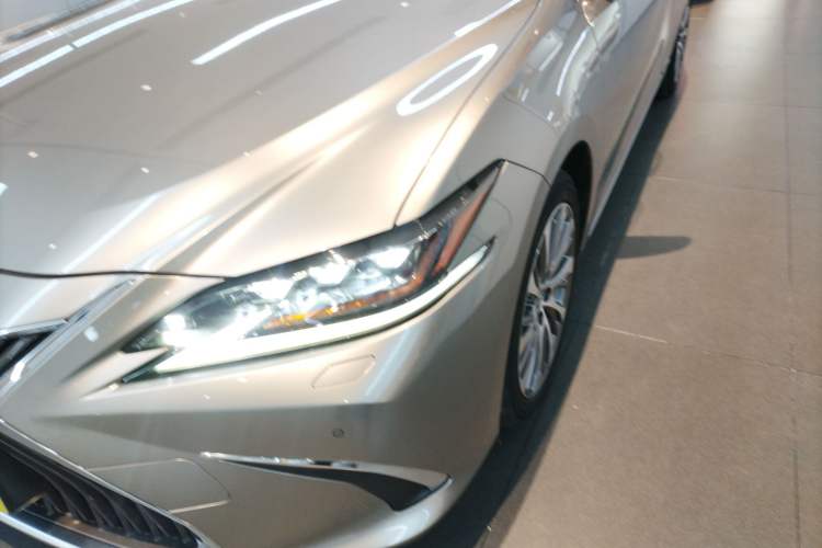 Used Lexus ES 2020 300h Deluxe Edition

