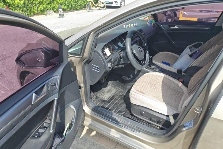 Used Volkswagen Golf 2017 1.6L Automatic Comfort Million-Vehicle Anniversary Edition
