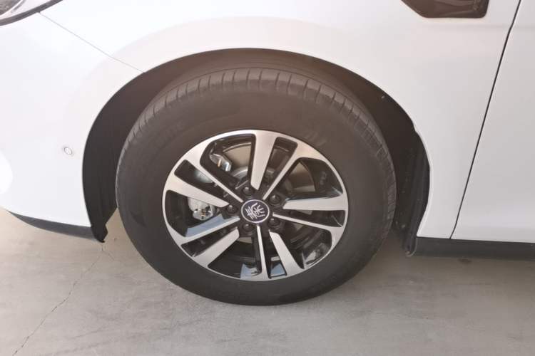 Used BYD Qin PLUS 2025 DM-i Smart Drive 120KM Superior Model Left Front Wheel Hub