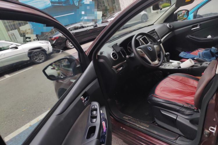 Used Venucia T70 2015 2.0L CVT Smart Choice Edition
