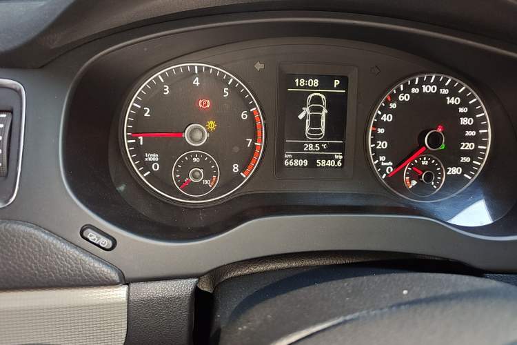 Used Volkswagen Sagitar 2014 Revised Version 1.4TSI Automatic Luxury Edition Odometer Close Up