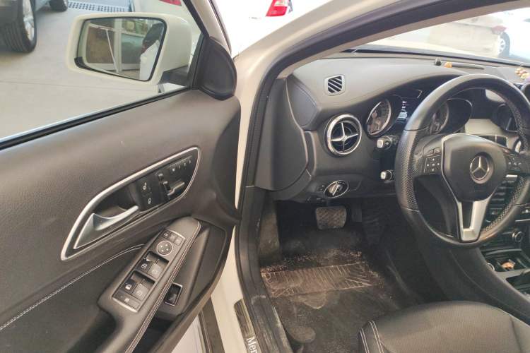 Used Mercedes-Benz GLA 2015 GLA 220 4MATIC Luxury Model Driver Seat