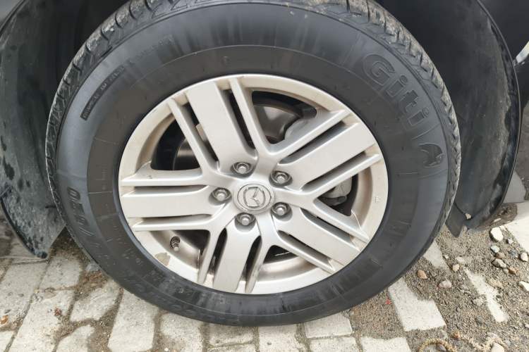 Used Mazda 8 2013 2.5L Ultimate Edition Right Front Wheel Hub