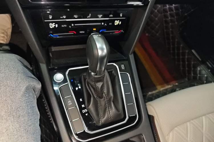 Used Volkswagen Magotan 2023 2 Million Units Commemorative Edition 330TSI DSG Luxury Version Gear Lever