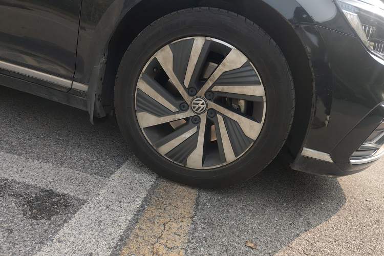 Used Volkswagen Magotan GTE Plug-in Hybrid 2020 GTE Luxury Model Right Front Wheel Hub