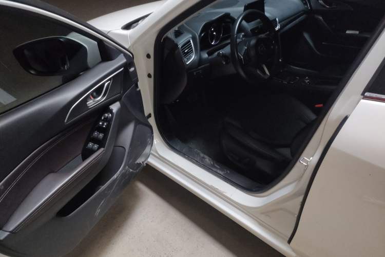 Used Mazda 3 Axela 2017 Sedan 2.0L Automatic Flagship Model China V Standard
