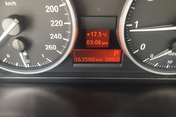 Used BMW X1 2012 sDrive18i Fashion Model Odometer Close Up