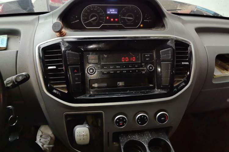 Used SAIC MAXUS Xintu V80 2019 2.5T Classic Model 6-Speed Manual – Aoyuntong Short Wheelbase Ultra-Low Roof 5/6 Seats Audio And AC Panel