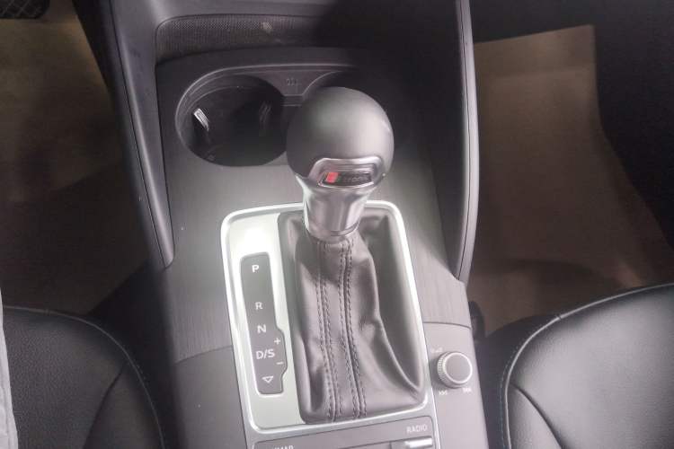 Used Audi A3 2020 Sportback 35 TFSI Fashion Edition China VI Emission Standard Gear Lever