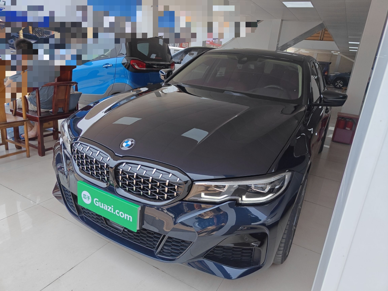 Под передней частью автомобиля