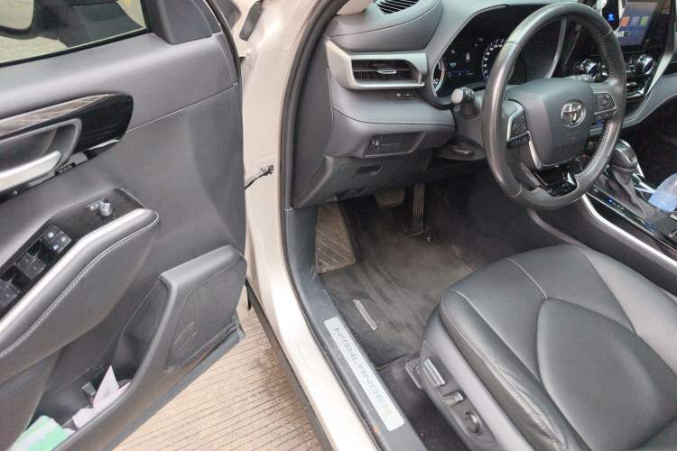 Used Toyota Highlander 2023 2.5L Smart Electric Hybrid Dual-Motor All-Wheel-Drive Luxury 7-Seater Driver Seat