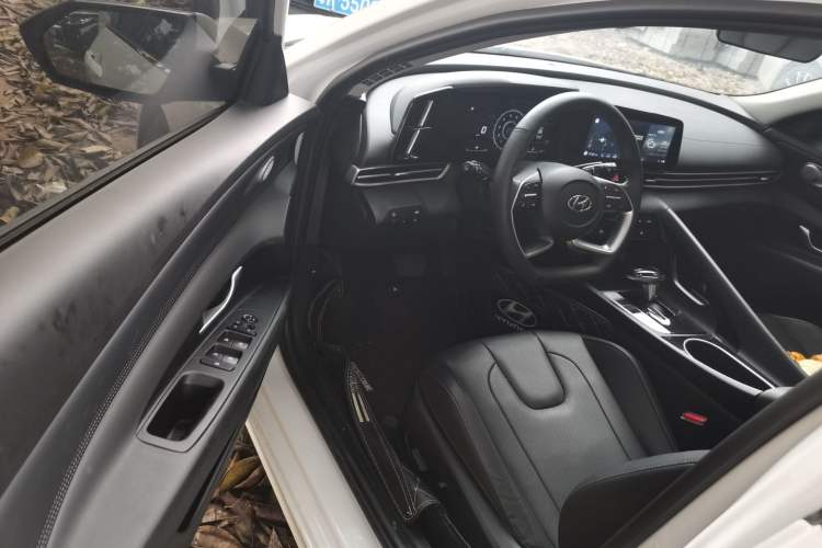 Used Hyundai Elantra 2022 1.5L CVT LUX Prestige Edition Driver Seat