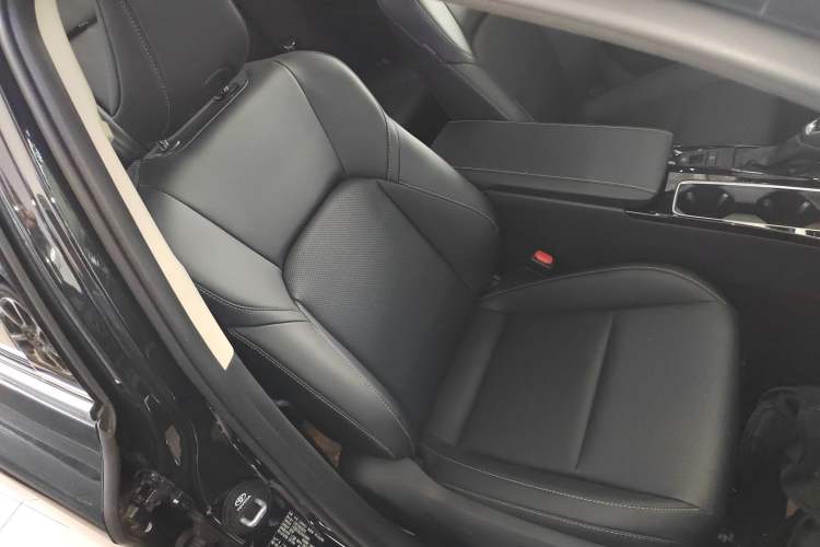 Used Toyota Camry 2026 Model Dual-Engine 2.0HSE Sport Lite Edition
