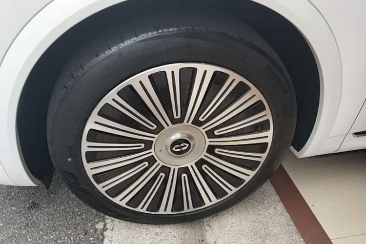 Used Hima AITO M8 2025 Extended-Range Ultra Version 53.4 kWh 6-Seater Edition Exterior 4