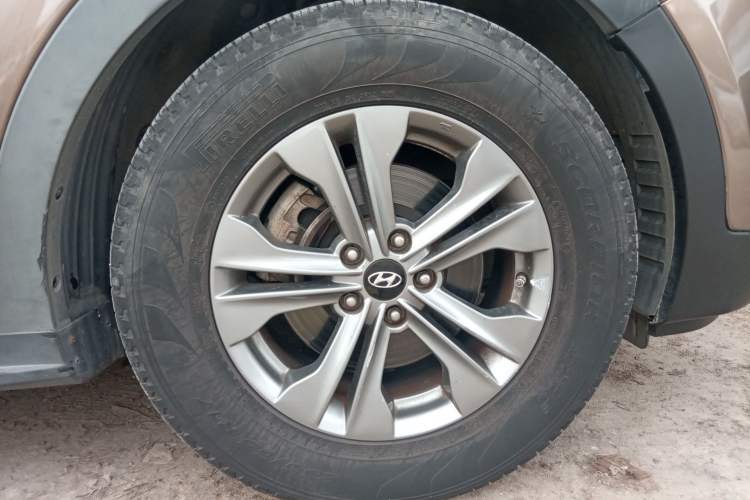 Used Hyundai Santa Fe 2015 2.4L Automatic Two-Wheel Drive Comfort Edition 5 Seats Right Front Wheel Hub