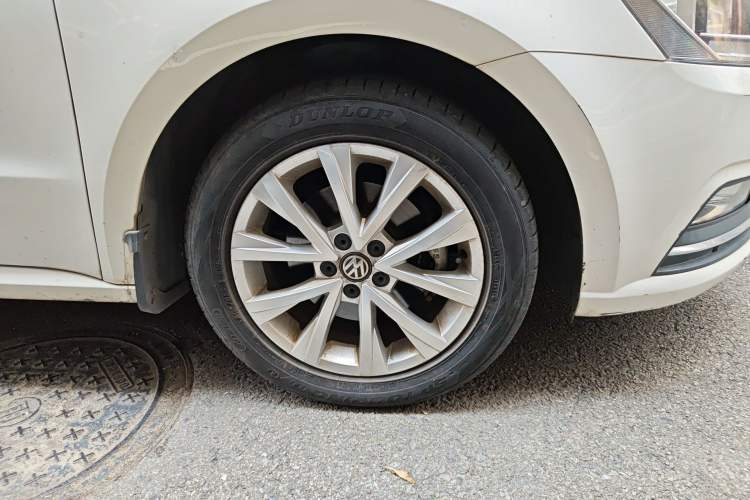 Used Volkswagen Lavida 2017 1.6L Automatic Comfort Edition Right Front Wheel Hub