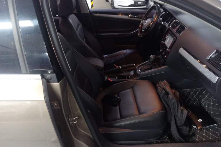 Used Volkswagen Sagitar 2017 230TSI Automatic Comfort Version
