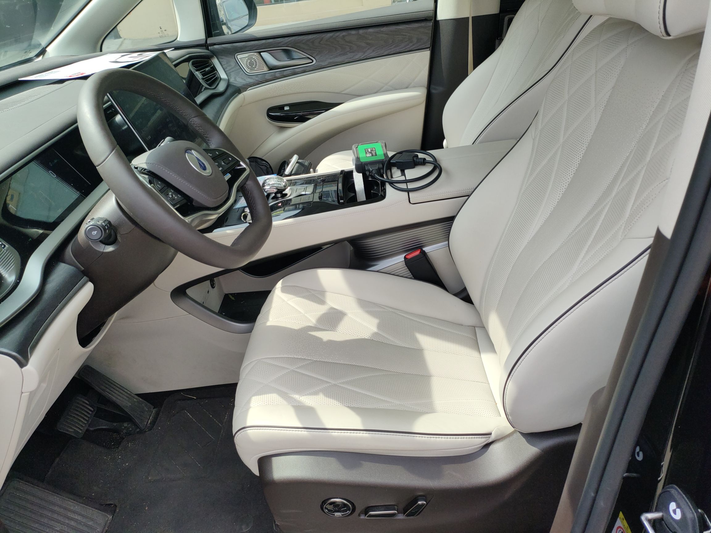 المقاعد الأمامية داخل السيارة