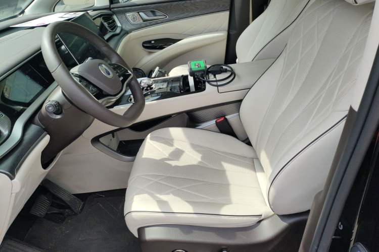 Used Denza D9 2024 DM-i 1050 Luxury Model
