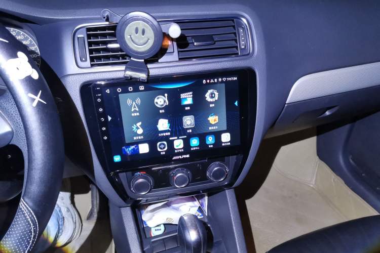 Used Volkswagen Sagitar 2012 1.6L Automatic Comfort Edition Audio And AC Panel