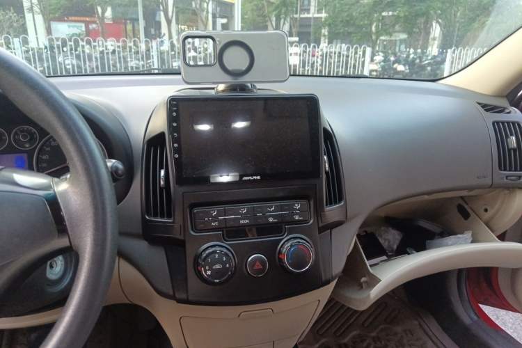 Used Hyundai i30 2009 1.6L Automatic Comfort Edition Audio And AC Panel