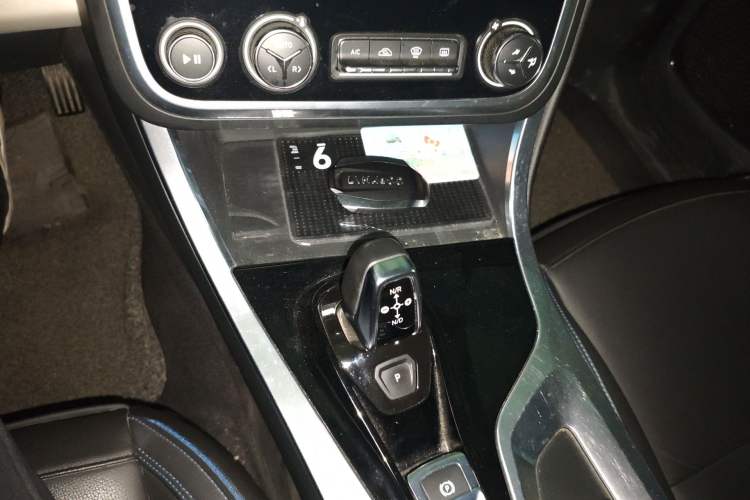 Used Lynk & Co 01 2017 2.0T Two-Wheel Drive Zhaopu Version Gear Lever