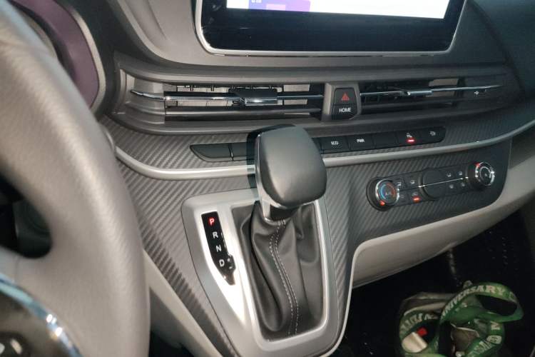 Used SAIC MAXUS Xintu V90 2022 2.0T Automatic Zhiyun King Rear-Drive Long Wheelbase High-Roof Design with Single Rear Tire—6/7 Seater
