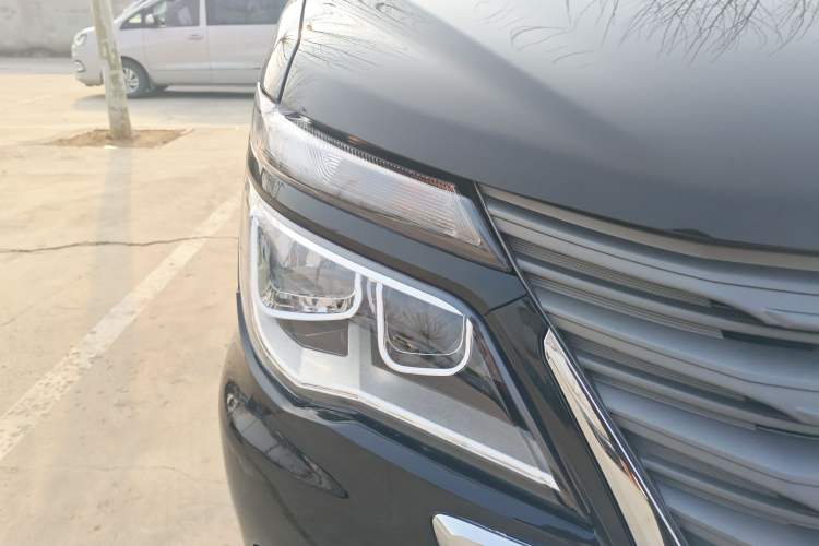 Used FORTHING Lingzhi M5 2022 Comfort Model 7 Seats Right Front Headlight