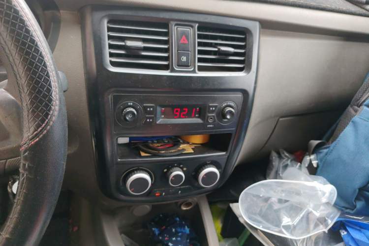 Used Wuling Rongguang V 2018 1.5L Practical Version Audio And AC Panel