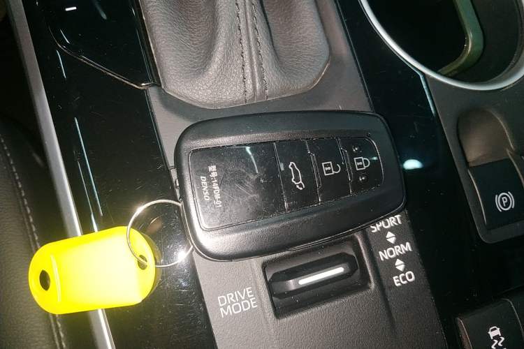 Used Toyota Highlander 2023 2.5L Smart Electric Hybrid Dual-Drive Prestige Version 7 Seats Vehicle Key