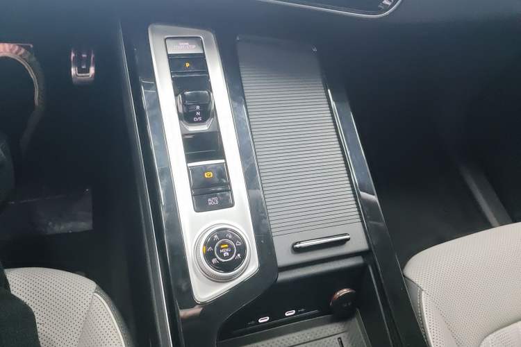 Used Volkswagen Tavendor 2024 380TSI All-Wheel Drive R-Line Cruise Edition Gear Lever