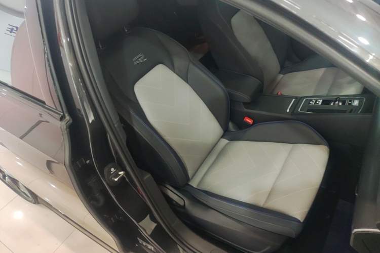 Used Volkswagen Golf 2025 Facelifted II 300TSI R-Line Right Front Seat