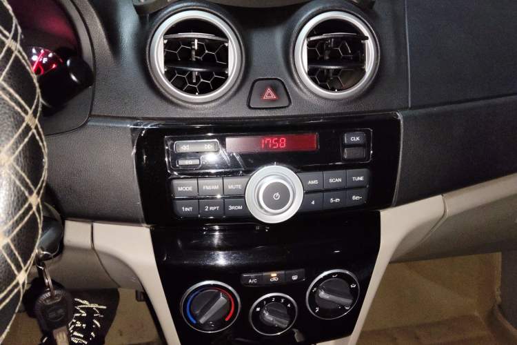 Used CHANGAN Alsvin V3 2015 1.4L Manual Warm-Hearted Model China IV Standard Audio And AC Panel
