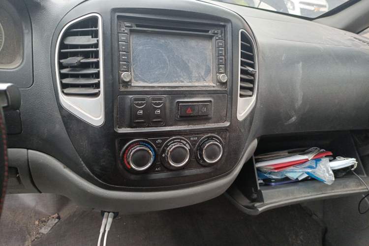 Used FORTHING Lingzhi 2014 M3 1.6L 7-Seater Comfort Model Audio And AC Panel