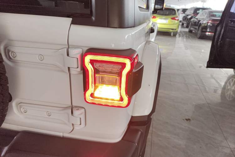 Used Jeep Wrangler 2019 2.0T Sahara Four-Door Version China VI Emission Standard