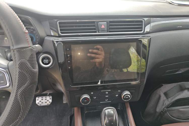 Used Dongfeng Fengon 580 2016 Revised Version 1.5T CVT Luxury Edition Audio And AC Panel