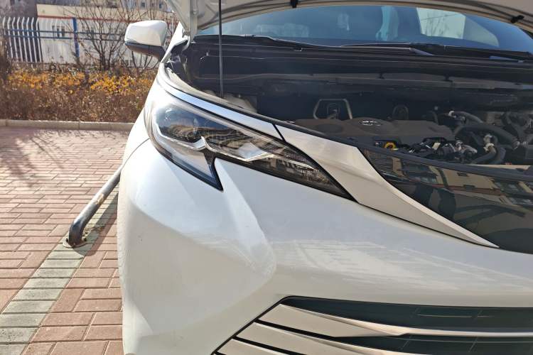 Used Toyota SIENNA 2023 2.5L Hybrid Deluxe Edition Right Front Headlight