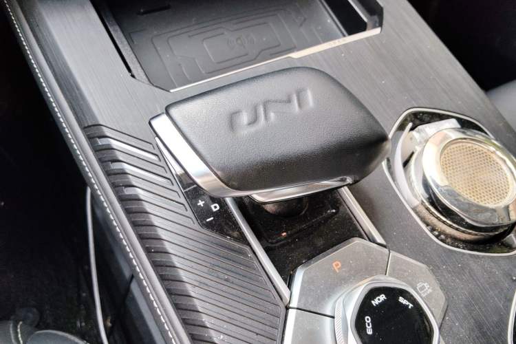 Used CHANGAN UNI-K 2024 2.0T Two-Wheel Drive YueShang Trim Gear Lever