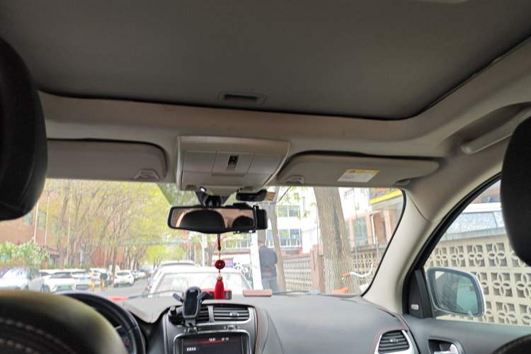 Used Dodge Journey 2013 2.4L Two-Wheel Drive Luxury Version Headliner