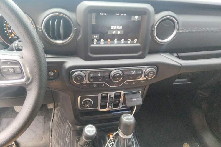 Used Jeep Wrangler 2019 2.0T Sahara Four-Door Version China VI Emission Standard
