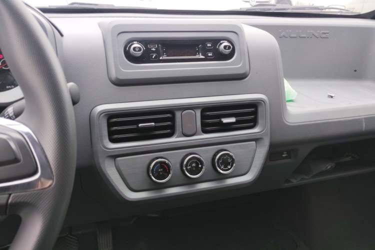 Used Wuling Yangguang 2024 300KM Comfort Version Passenger Van 75kW Audio And AC Panel