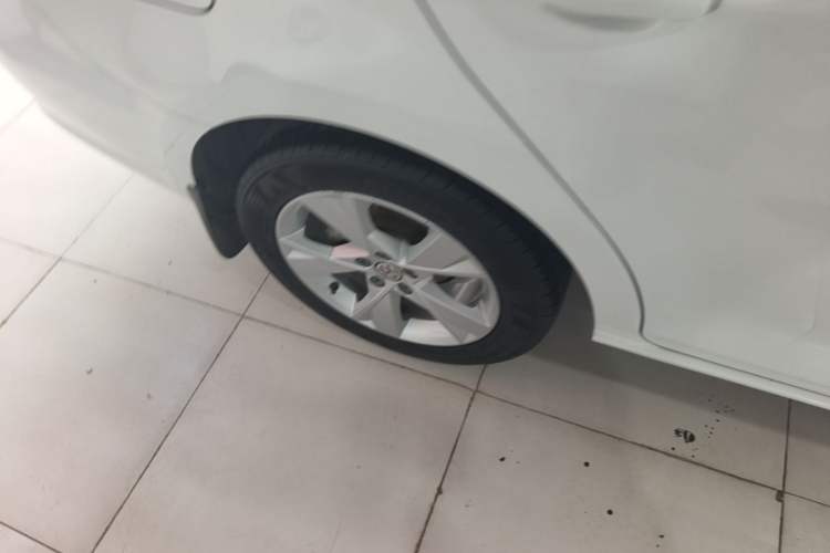 Used Volkswagen Bora 2014 1.6L Automatic Comfort Model Right Rear Wheel Hub