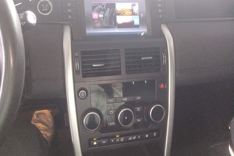 Used Land Rover Discovery Sport 2018 240 PS SE Version Audio And AC Panel