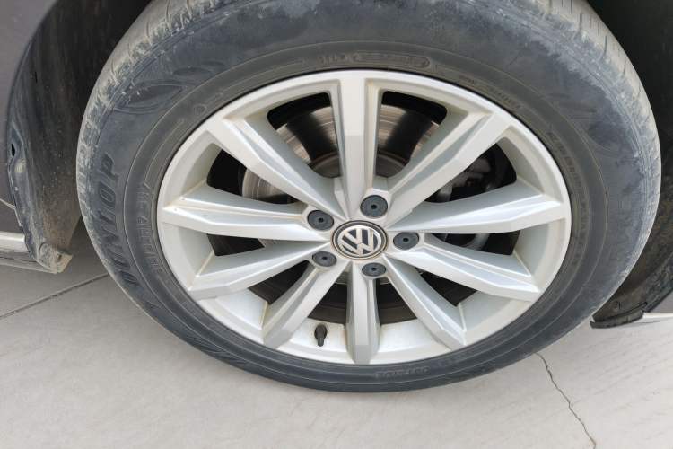 Used Volkswagen Magotan 2019 330TSI DSG Leading Model China VI Standard Right Front Wheel Hub